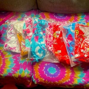 I’m selling women onesies. Medium size to XL . colors are shown in photos.